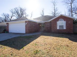 39 Rob St, Farmington, AR 72730