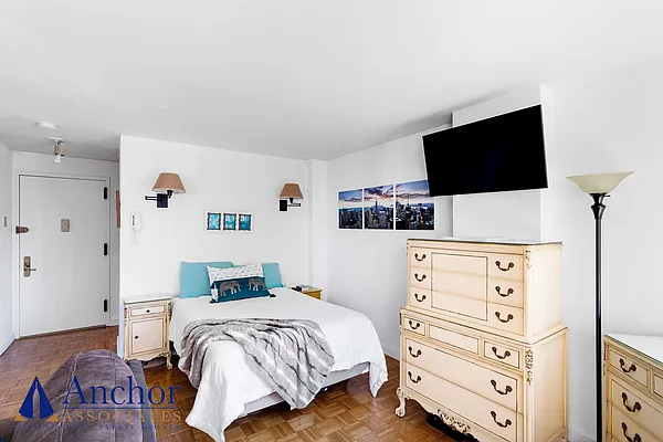 Rented by Anchor Associates | media 18