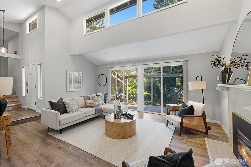 2nd image of 2209 W Lake Sammamish Parkway NE