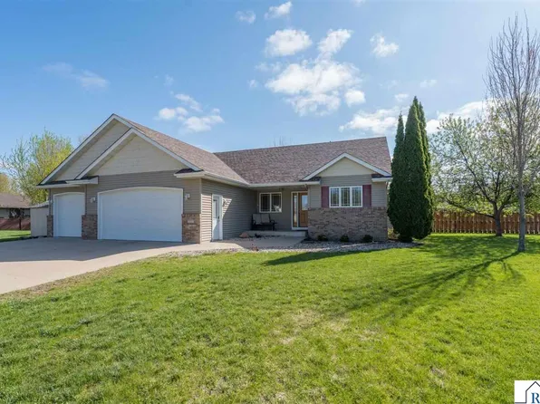 111 Foxborough Ct, Eagle Lake, MN 56024