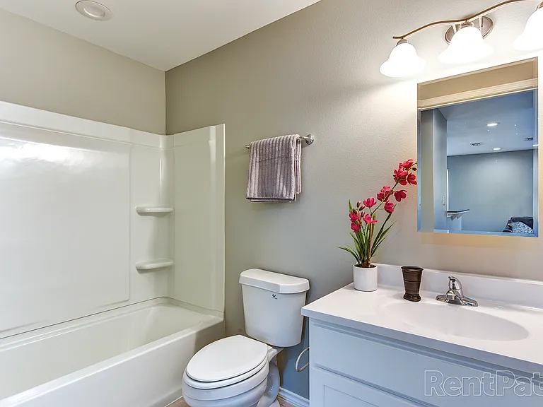 Mercedes Place Apartments — Photo 12