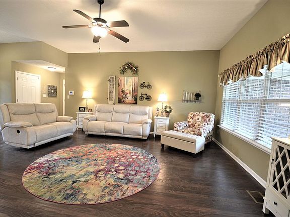 3rd image of 117 Hidden Falls Dr