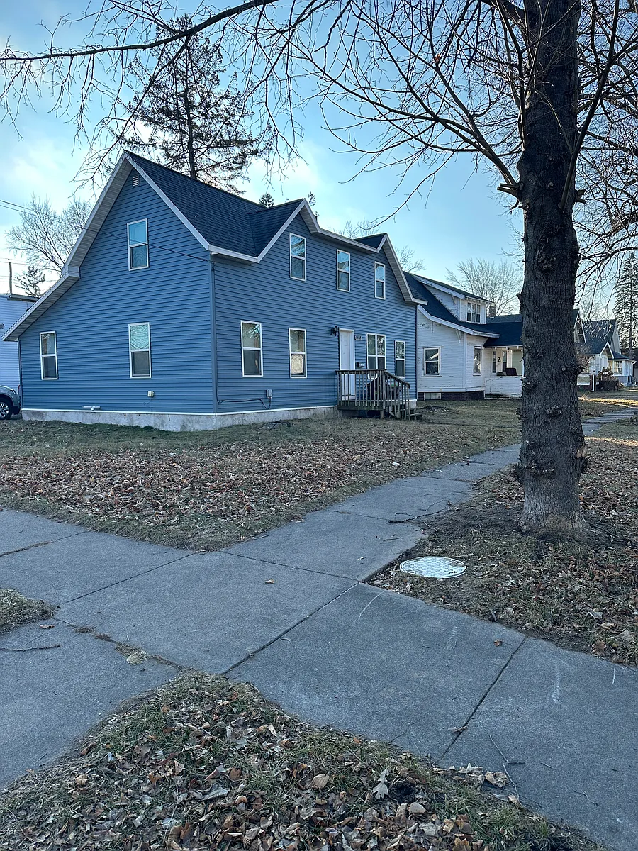 Building Photo - 1402 8th St E