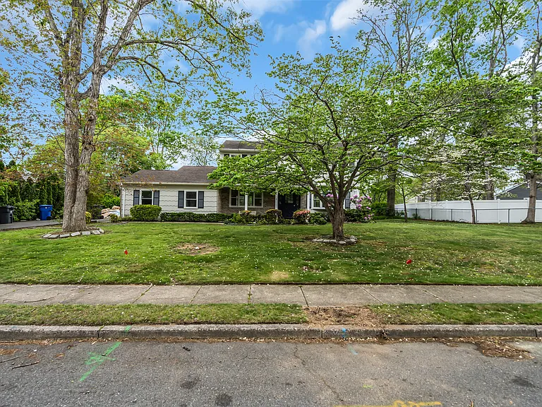 321 Marc Dr — Photo 4