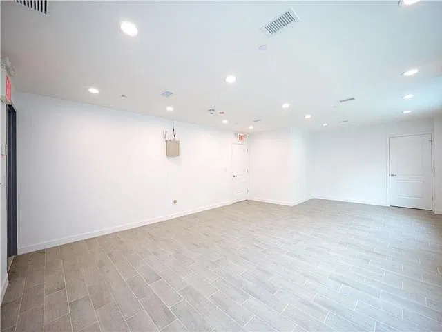 Building Photo 3