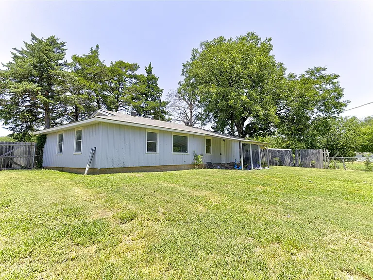 1635 Longview St — Photo 3