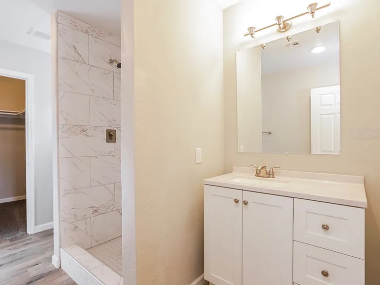 815 E Mountain View Rd — Photo 11
