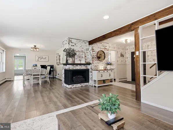201 Snowball Dr, Levittown, PA 19056