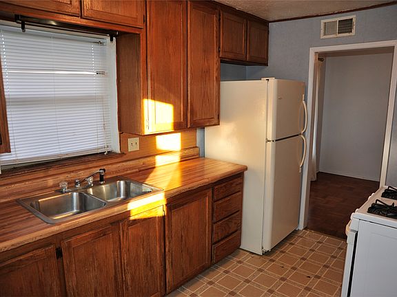 Updated kitchen, build in pantry
