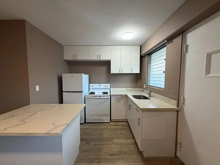 369 Hobron Ln — Photo 2