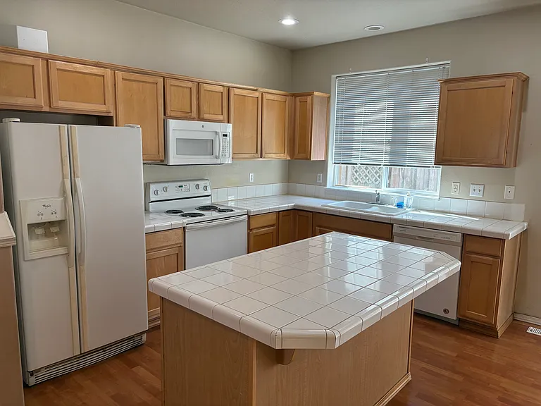 17644 SW Lawton St — Photo 5