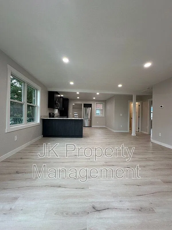 4 bed, 2.0 bath, 1998 sqft, $1,995 — Photo 3