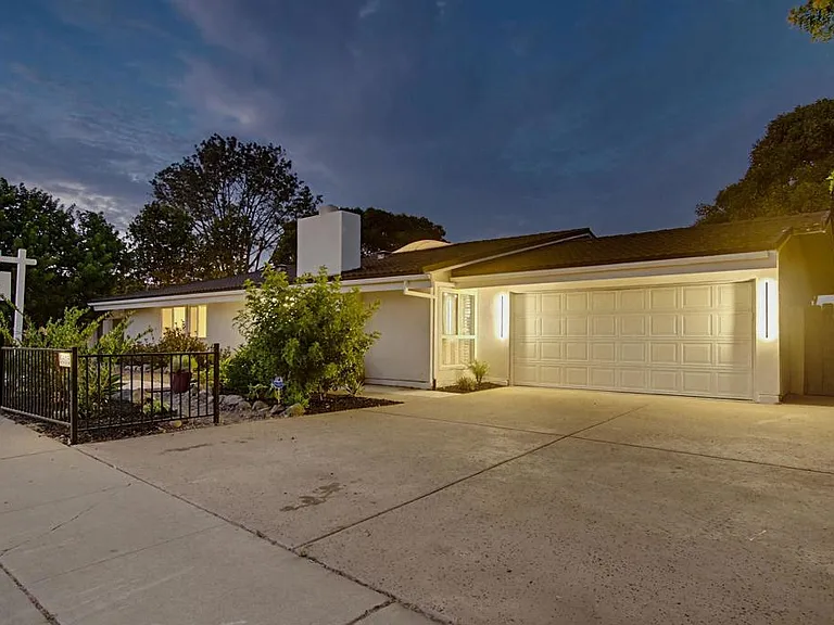 5605 Soledad Mountain Rd — Photo 6