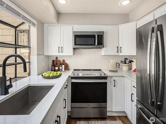 5th image of 3927 108th Avenue NE #A-202