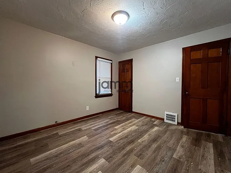 18713 Waterbury Ave — Photo 18