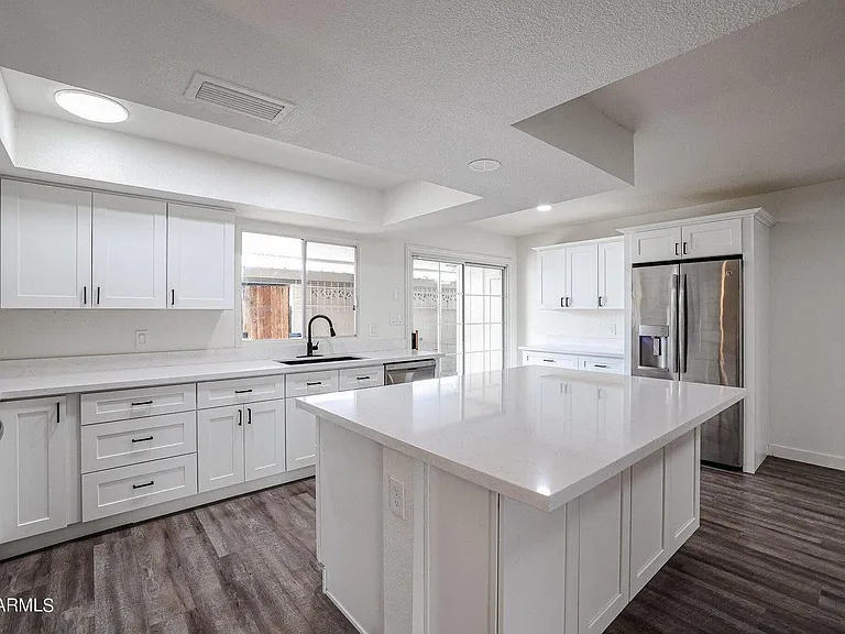 1803 W Maryland Ave — Photo 23