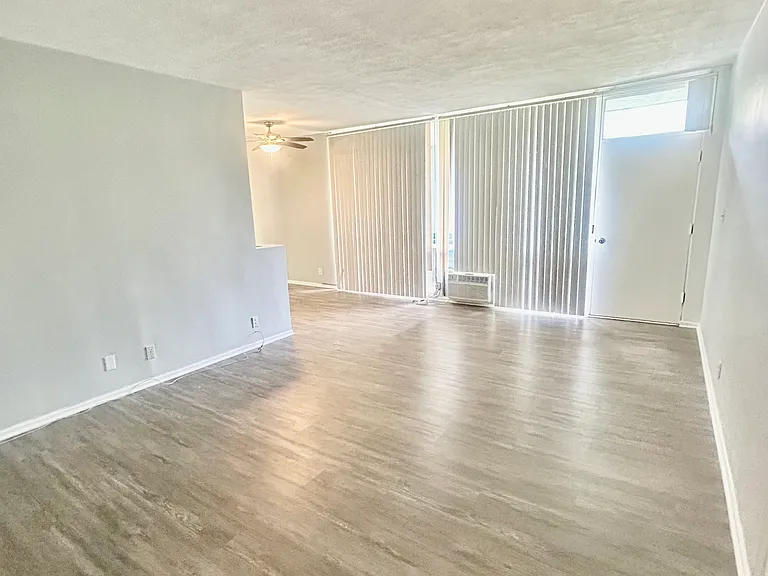 1428 Havenhurst Dr #16 — Photo 3