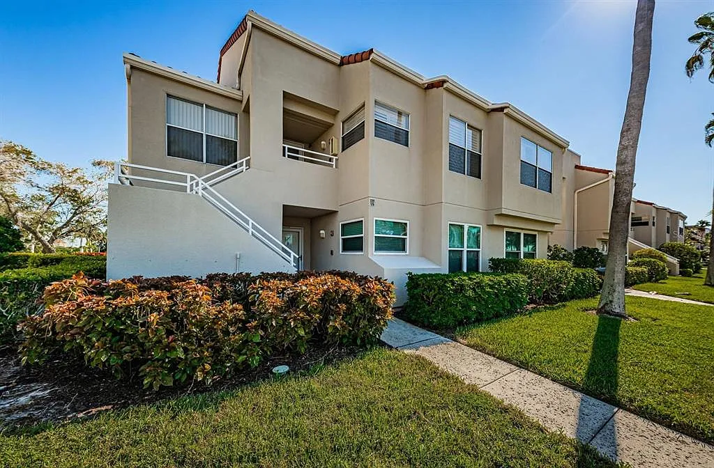 2 bed, 2.0 bath, 1070 sqft, $6,090 — Photo 2