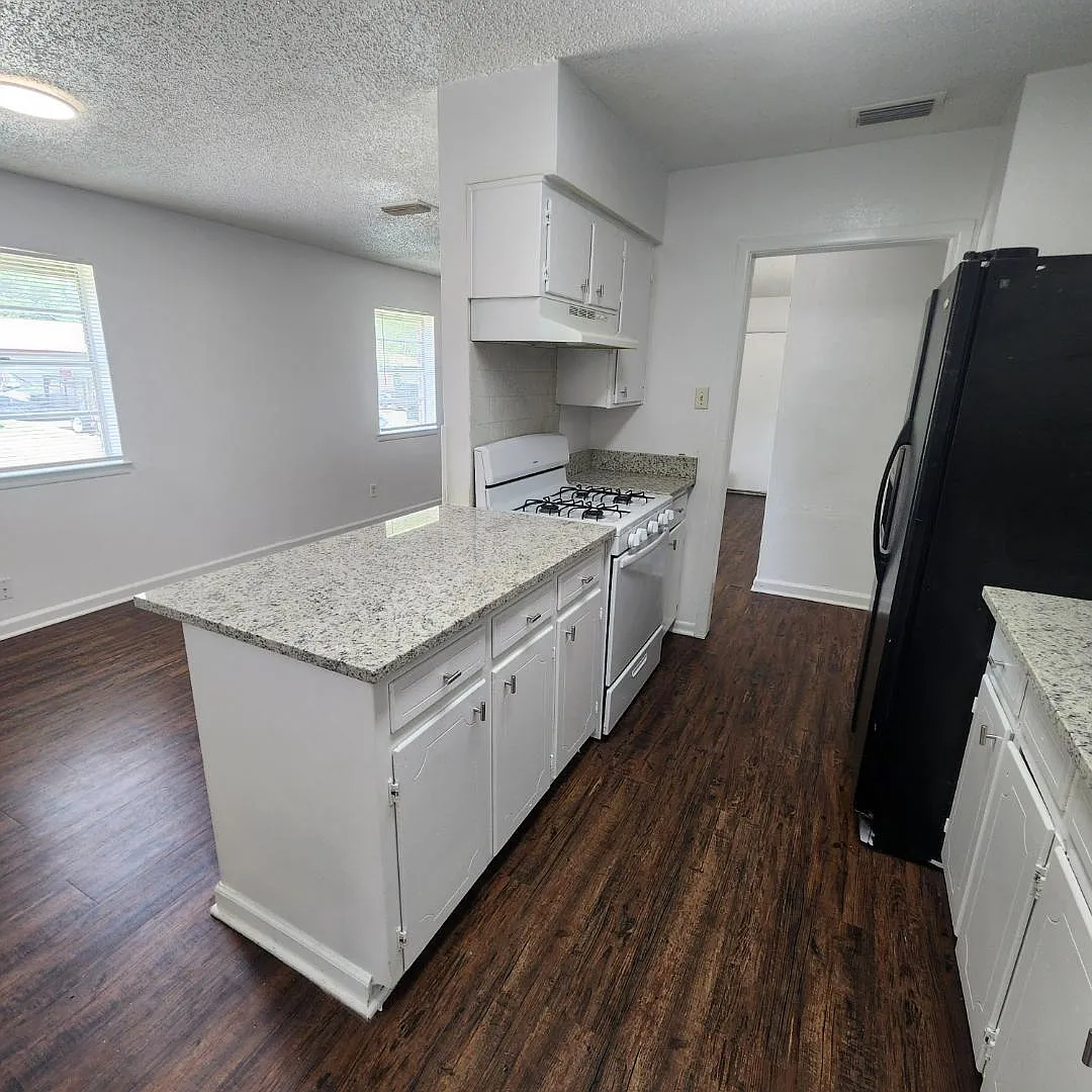 2417 Lakeshore Dr — Photo 3