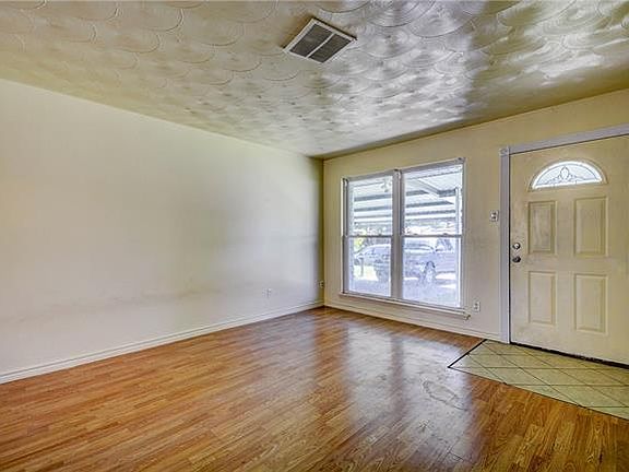 4th image of 3025 Clover Dr