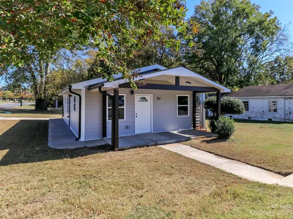 701 Johnston Dr, Pineville, NC 28134