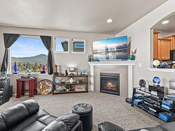4th image of 2264 College Way