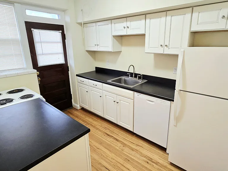 5837 Devonshire Ave — Photo 15