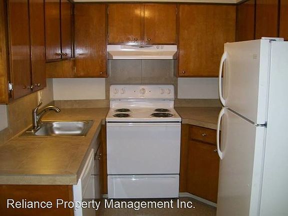 4th image of 1427 NE Hancock St APT 3