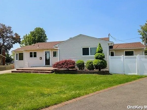 14 Abbey Court, Plainview, NY 11803
