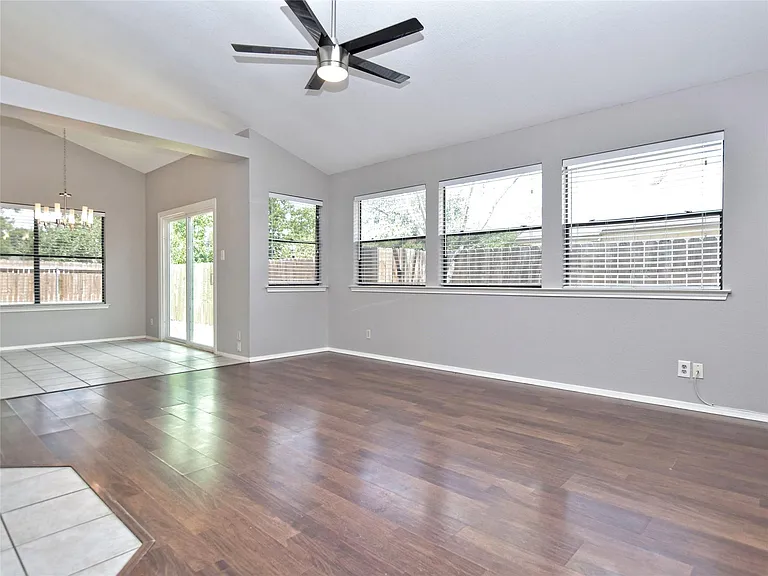 813 Primrose Ln — Photo 9