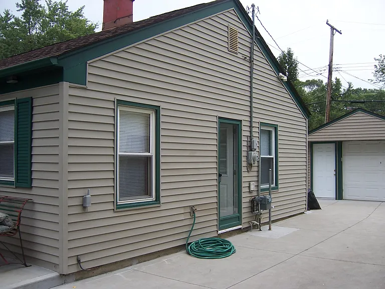 578 Kensington Ave — Photo 2