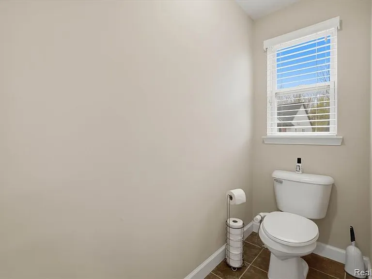 1114 Wales Dr — Photo 24