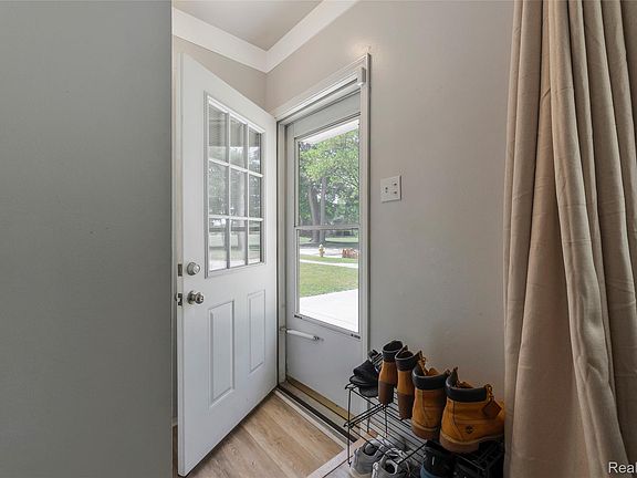 4th image of 34819 Florence St