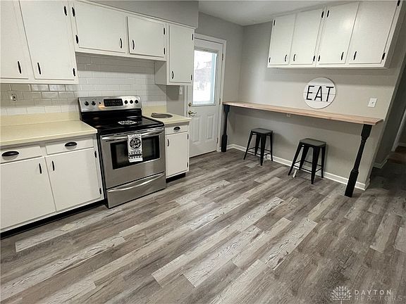 3rd image of 3626 Roslyn Ave