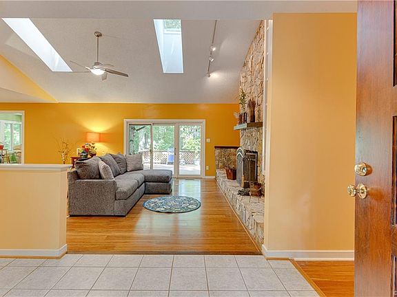5th image of 3131 Waterton Dr