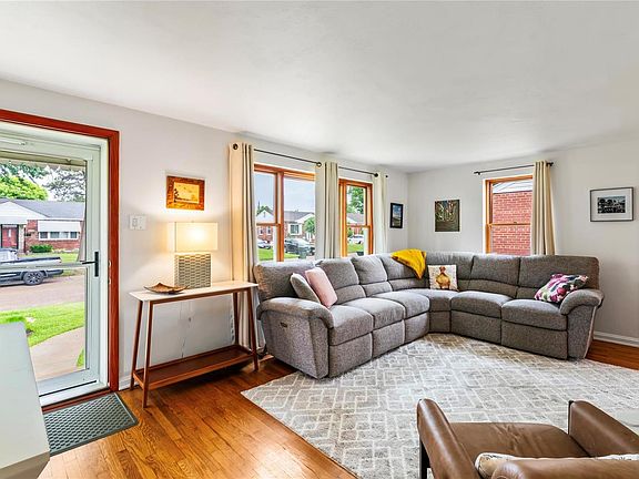 4th image of 8009 Parkwood Dr