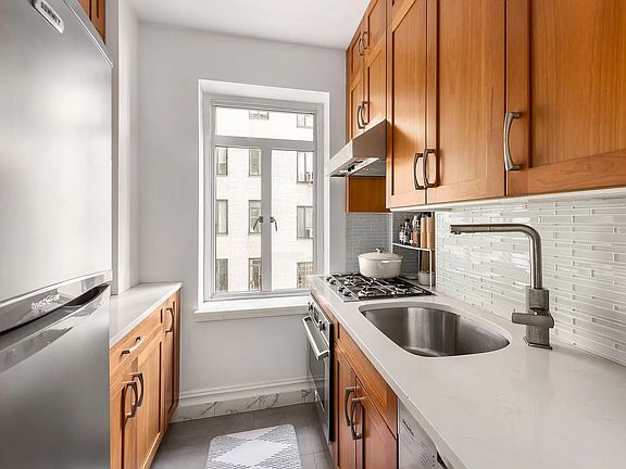 4th image of 20 E 35th St APT 8N