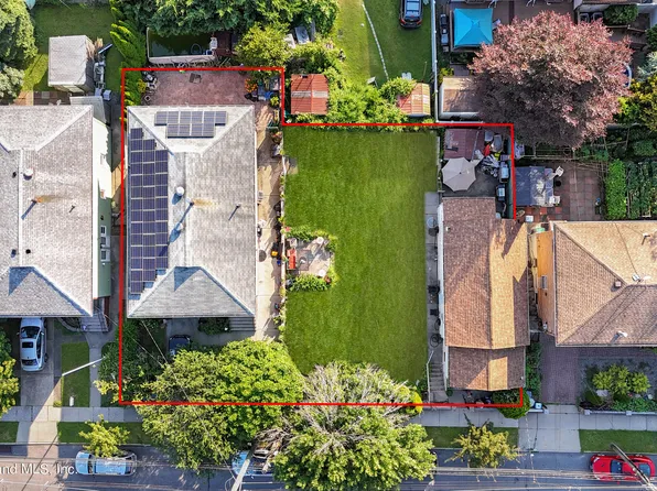 154 Sand Ln, Staten Island, NY 10305