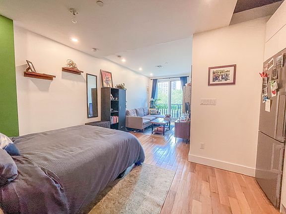 3rd image of 924 Myrtle Ave APT 5B