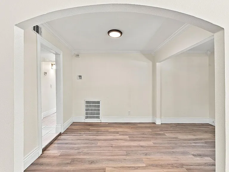 1012 W Hart Ave — Photo 7