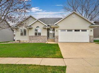 5307 Glacier Dr, Cedar Falls, IA 50613
