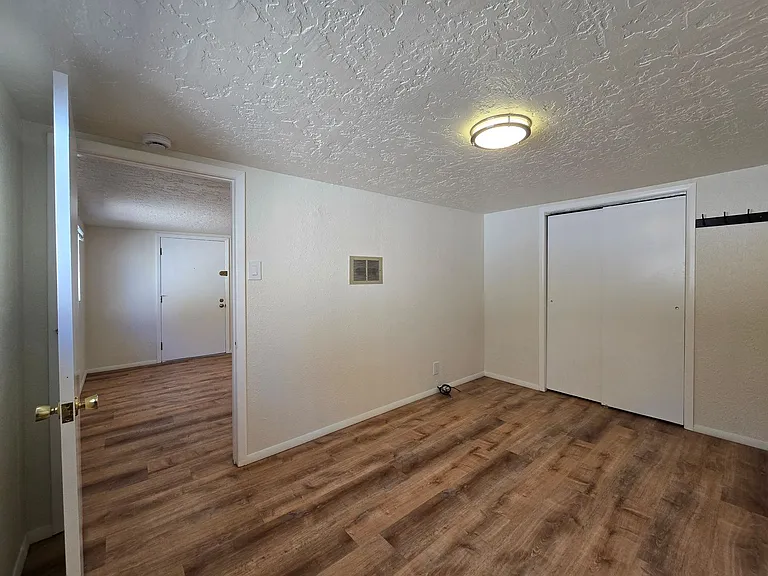 733 Columbia St — Photo 8