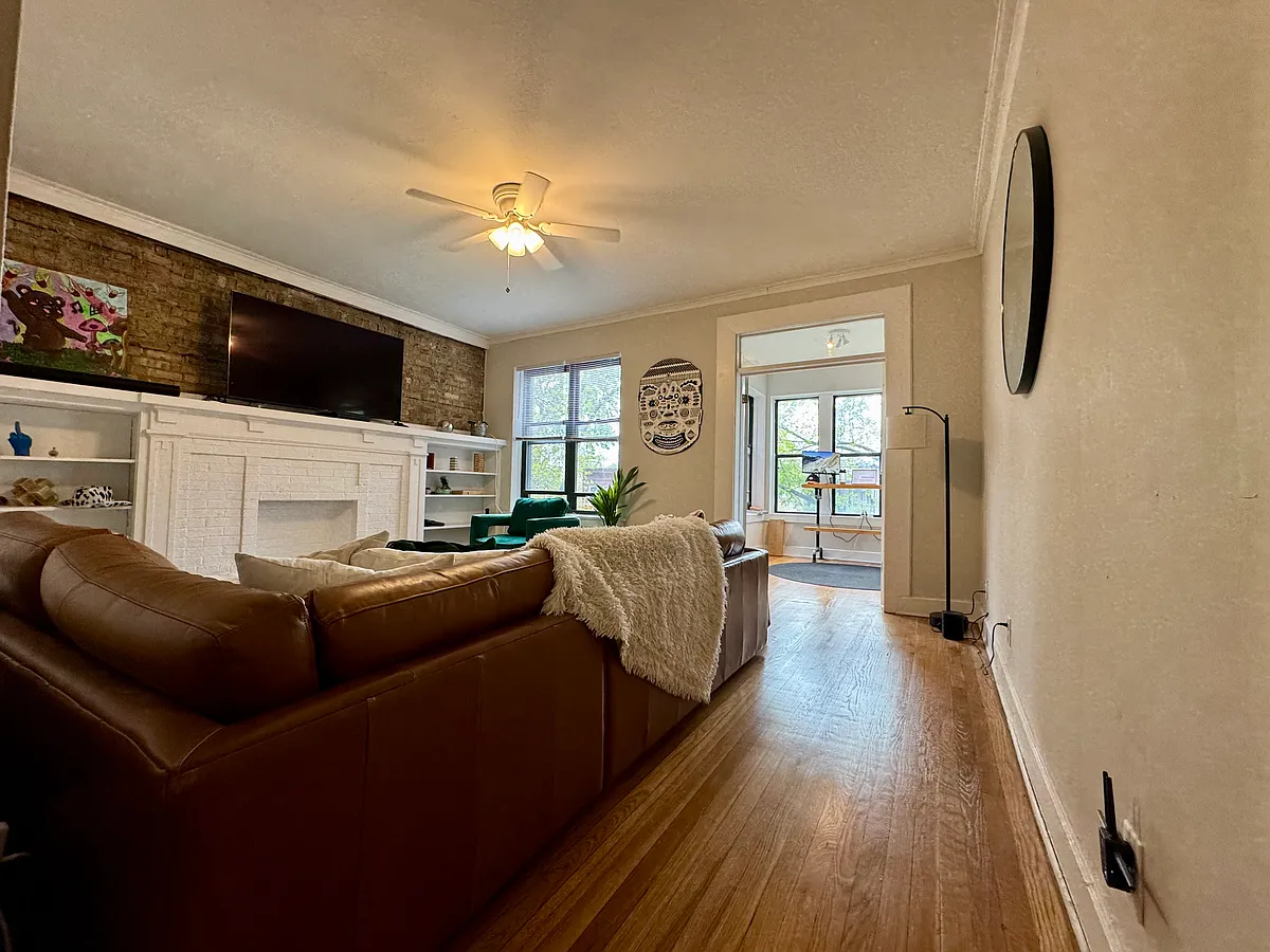 Building Photo - 1356 W Winnemac Ave #2