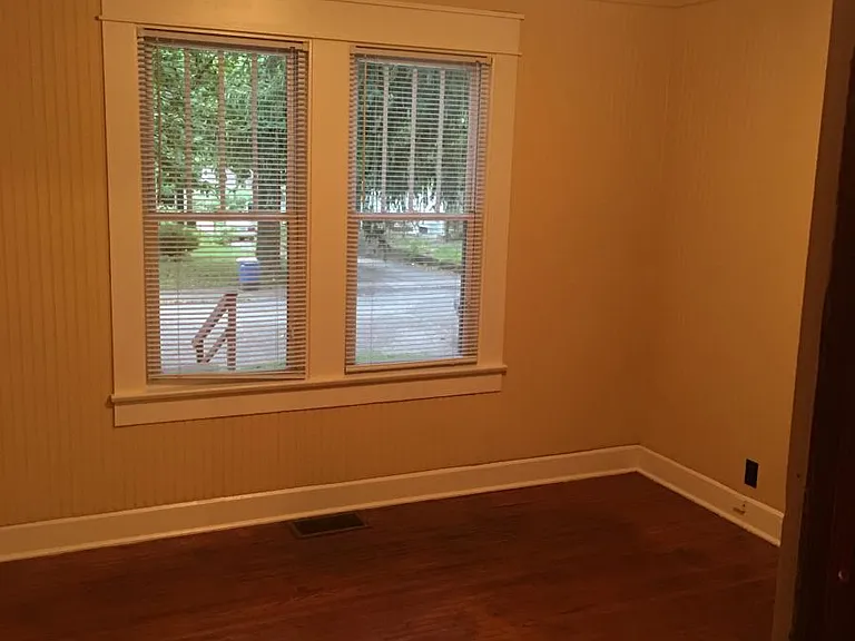 425 E University St — Photo 3