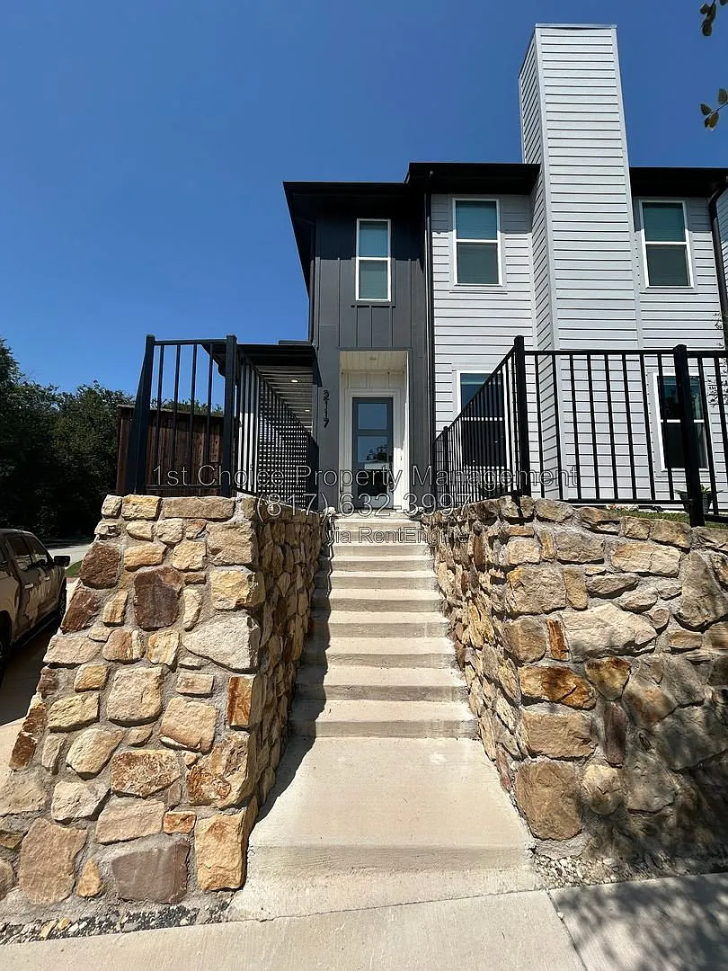 3 bed, 2.5 bath, 2033 sqft, $2,995 — Photo 1