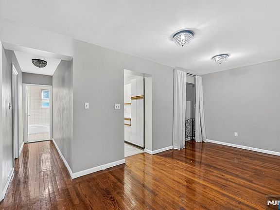2nd image of 19 Lyons