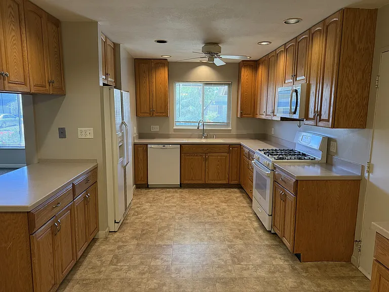 3016 Winchester Way — Photo 6