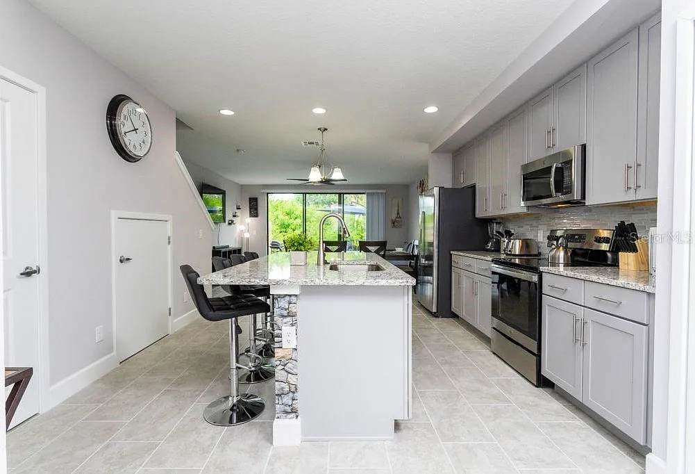 4 bed, 3.5 bath, 1721 sqft, $2,500 — Photo 4