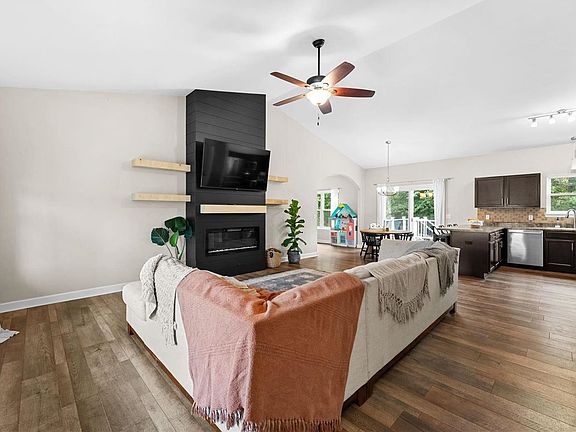 3rd image of 414 Parkway Dr