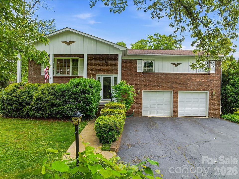 1st image of 208 Applecross Ln